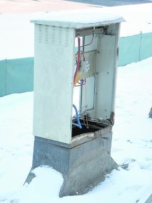 配電箱蓋不翼而飛，街頭“電老虎”誰來管？